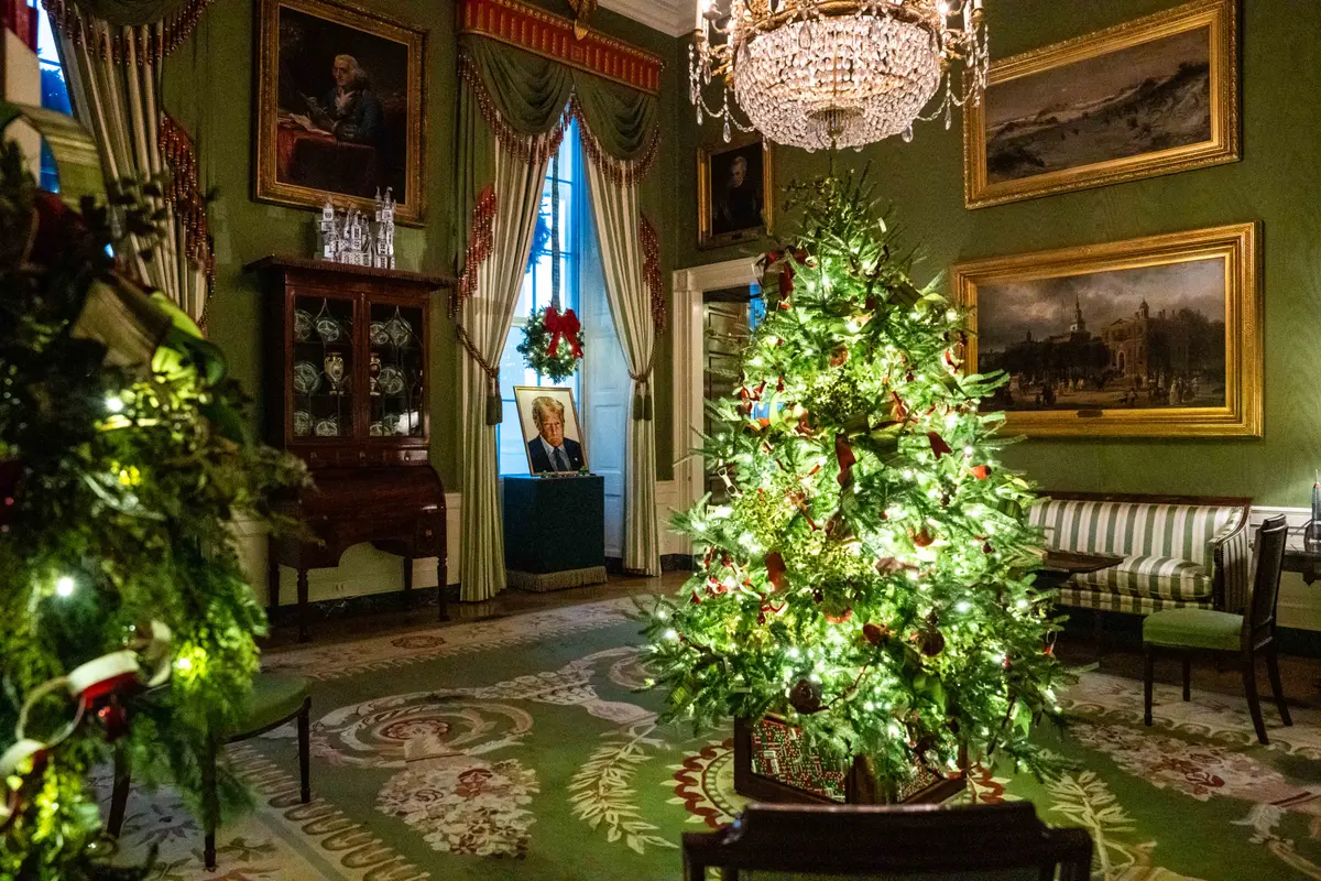 First Lady Unveils White House Christmas Theme: ‘Home Is Where the Heart Is’ thumbnail
