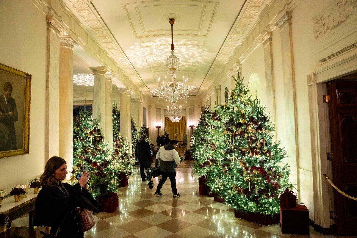 Christmas decorations with a ‘Home Is Where the Heart Is’ theme adorn the White House on Dec. 1, 2025. (Madalina Kilroy/The Epoch Times)