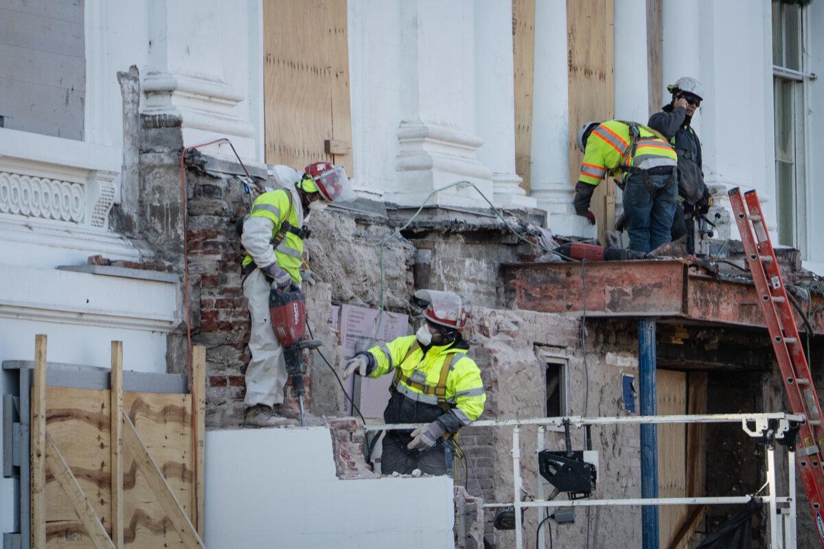 Construction workers at work on the East Wing of the White House on Dec. 1, 2025. (Madalina Kilroy/The Epoch Times)