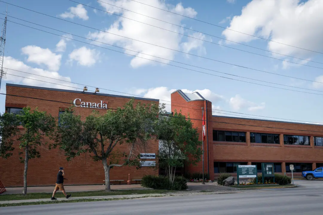 Government Sending Early Retirement Info to About 70,000 Public Servants