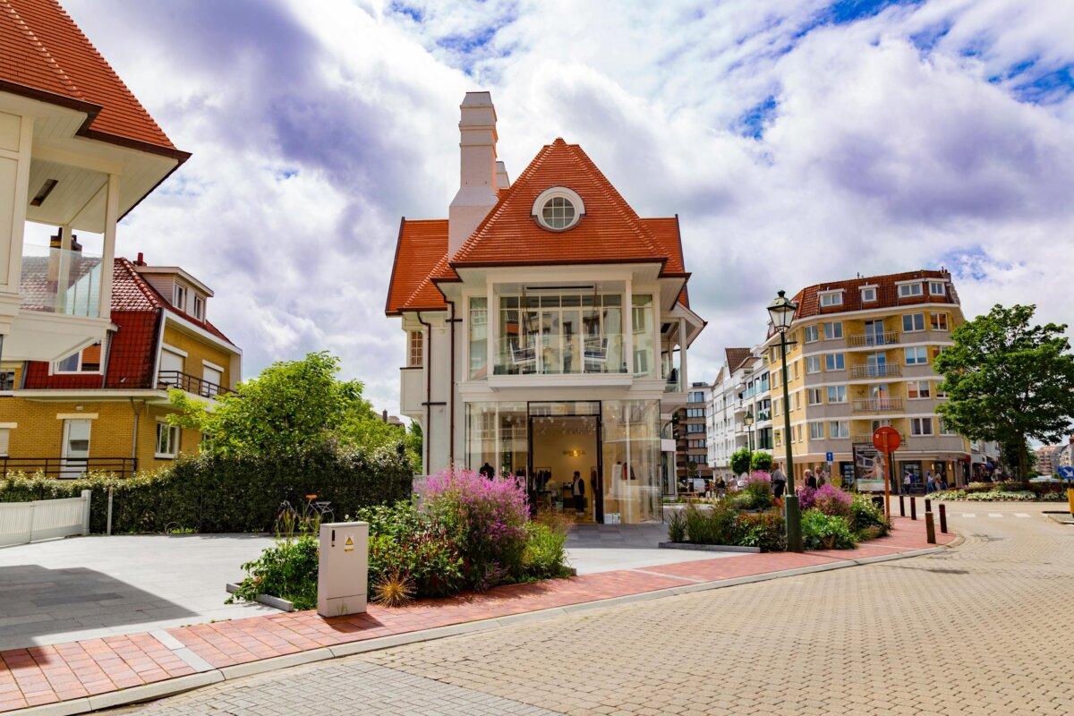 Black metal door frames give a modern touch to Druinbergen. (Anatolii Lyzun/Shutterstock)