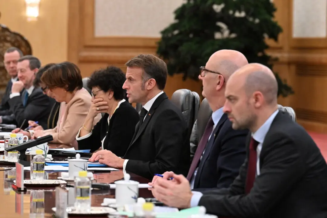 Macron Urges Xi to Narrow ‘Unsustainable’ Trade Gap