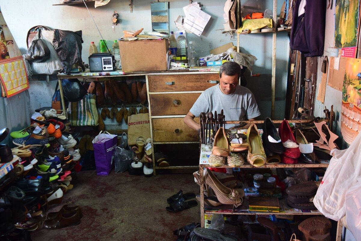 A shoemaker in Saint Pierre, Mauritius. One prince becomes a shoemaker and brings happiness to everyone. (Public Domain)