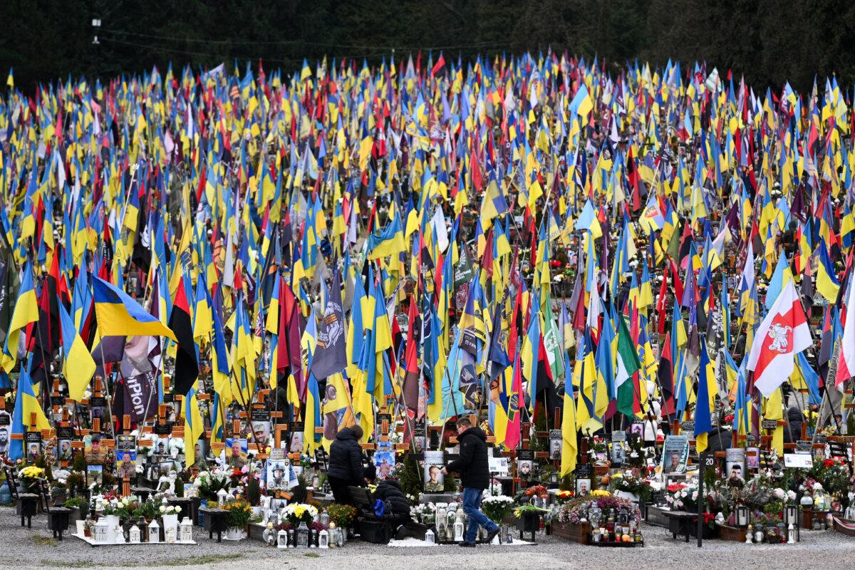 Putin Backs Trump’s Peace Effort, Says Russia Accepted Compromises | USNN World News People mourn at the graves of Ukrainian servicemen at the Lychakiv cemetery on the Day of the Armed Forces of Ukraine, in Lviv on Dec. 6, 2025. (Yuriy Dyachyshyn/AFP via Getty Images)