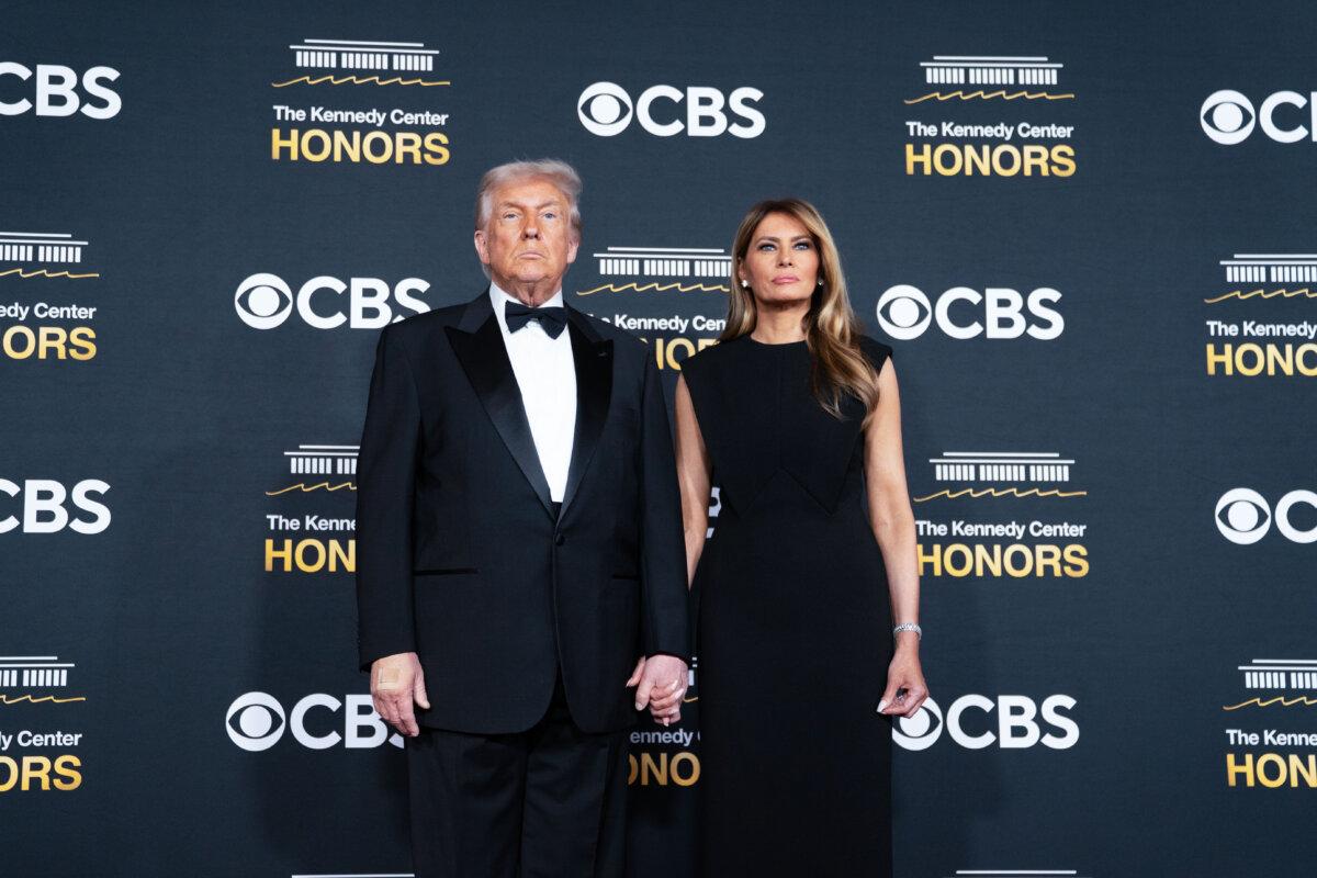 Paramount Launches $108.4 Billion Hostile Bid to Buy Warner Bros. | USNN World News President Donald Trump and First Lady Melania Trump attend an event in Washington on Dec. 7, 2025. (Allison Robbert/Getty Images)
