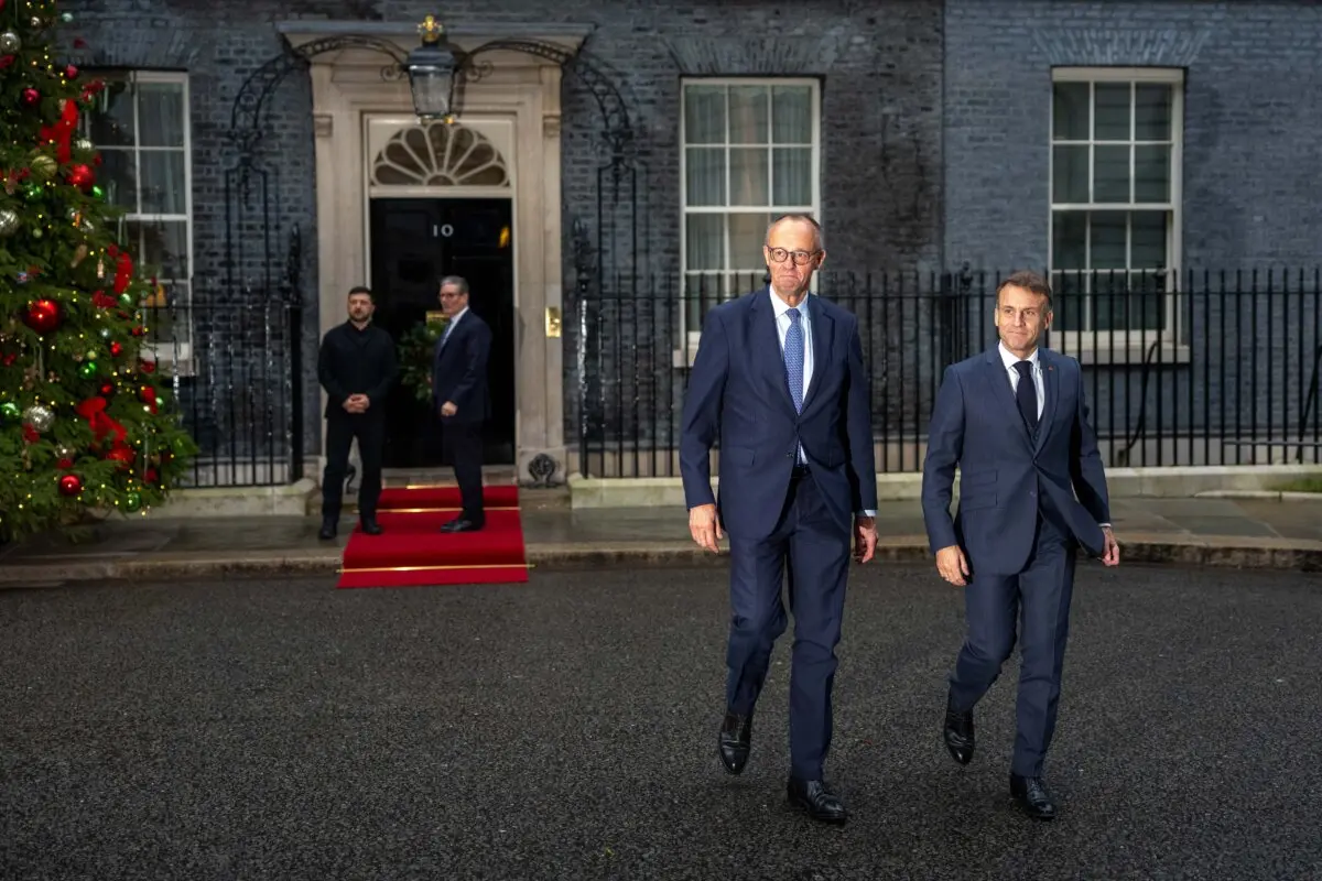 British Soldier Killed in Ukraine Watching Training Exercise | USNN World News British Prime Minister Keir Starmer (2nd L) bids farewell as Ukrainian President Volodymyr Zelenskyy (L), German Chancellor Friedrich Merz (2nd R), and French President Emmanuel Macron leave after a meeting in London on Dec. 8, 2025. (Carl Court/Getty Images)