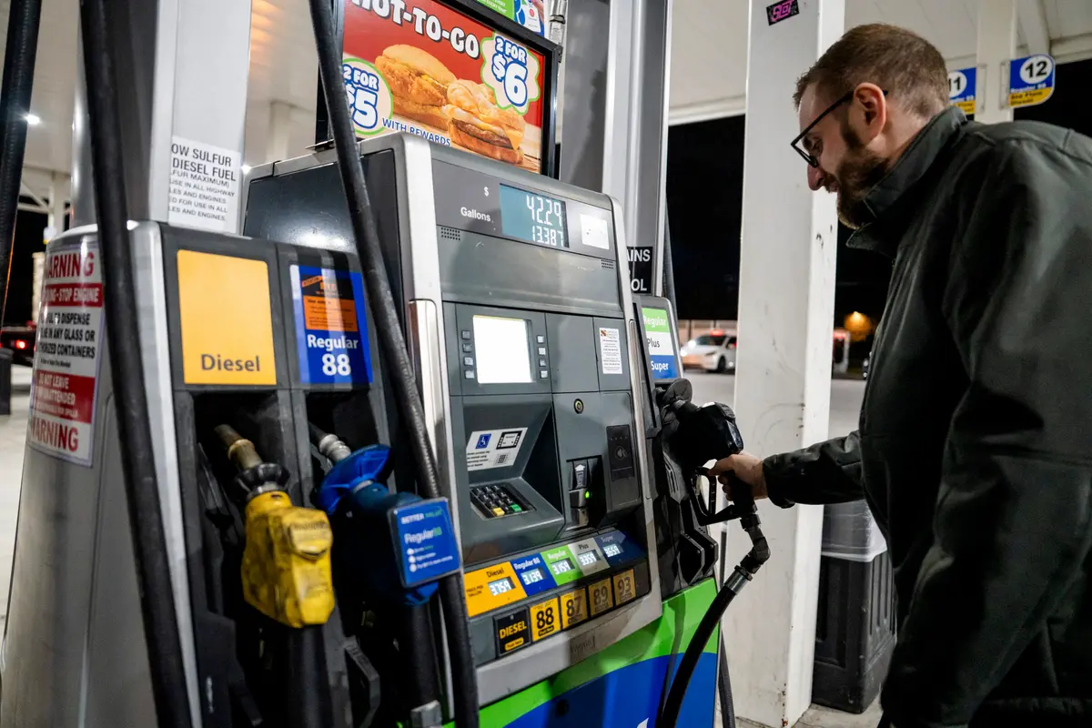 Gas Prices Drop to Lowest Level in Nearly 5 Years Across US, Group Says thumbnail