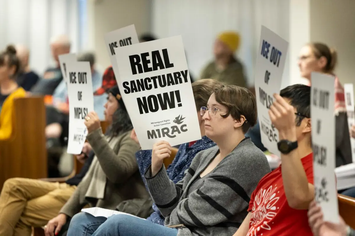 ICE Announces Arrest of 400 Illegal Immigrants in Minnesota | USNN World News Community members gather for a public hearing as the Minneapolis City Council considers strengthening the city’s separation ordinance barring cooperation with ICE in Minneapolis, Minn., on Dec. 9, 2025. (Jenn Ackerman for The Epoch Times)