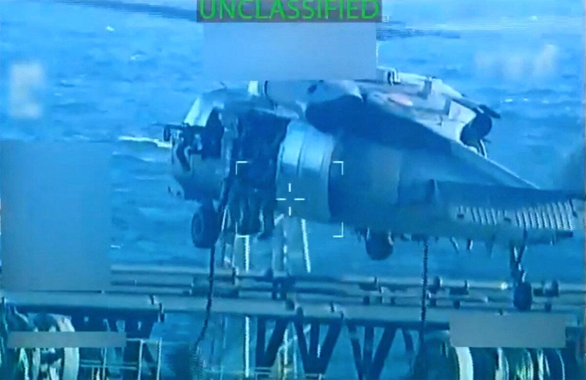 Machado Plans Venezuela Return, Says Trump’s Pressure Has Weakened Maduro Regime | USNN World News U.S. forces abseil onto an oil tanker during a raid described by U.S. Attorney General Pam Bondi as its seizure by the United States off the coast of Venezuela, on Dec. 10, 2025. (U.S. Attorney General/Handout via Reuters)