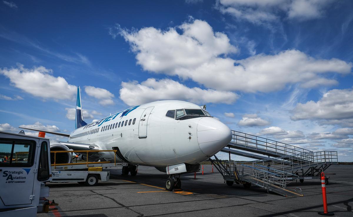 Some Airlines Reduce Fuel Surcharges as Oil Falls, While Others Hold Steady