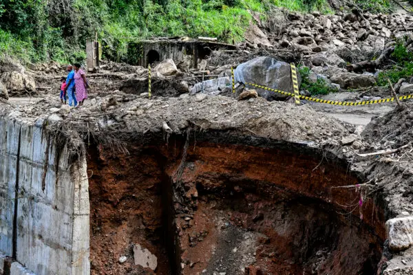 Day in Photos: Landslides in Sri Lanka, Winter Festa, and Scuba-Diving Santa Claus