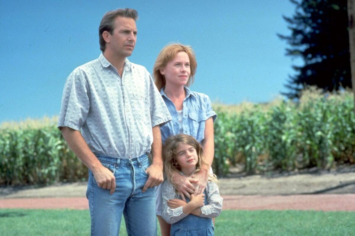 (L–R) Ray Kinsella (Kevin Costner), Annie Kinsella (Amy Madigan), and their daughter Karin (Gaby Hoffmann), in “Field of Dreams.” (Caralco Pictures/MovieStillsDB)