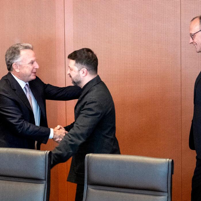 Zelenskyy Open to Dropping NATO Bid as Peace Talks Continue in Berlin