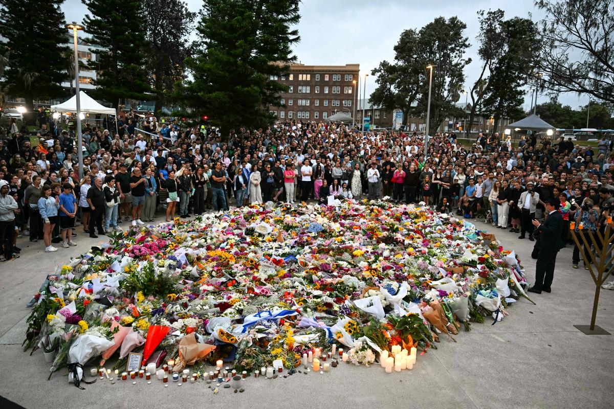 Day in Photos: Shooting in Sydney, Negotiations in Berlin, and Heavy Rains in Gaza thumbnail