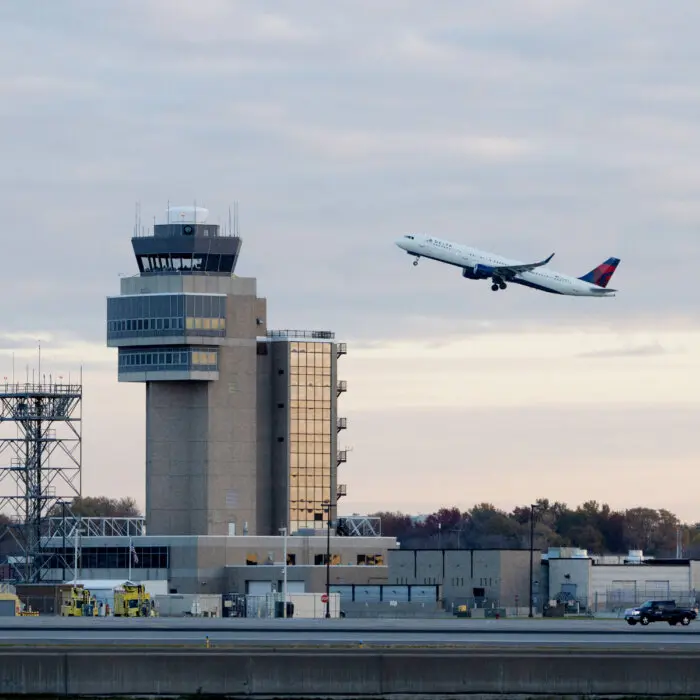 FAA Urges Airlines to Remain Cautious in Venezuela Airspace Amid ‘Worsening Security Situation’