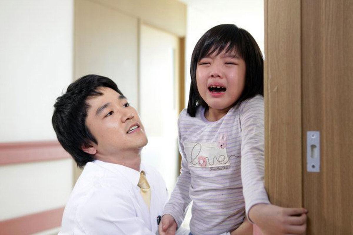 Jeong-woon (Kim Myoung-guk) and So-ra (Kim Hyang-gi), in “Wedding Dress.” (GJW+)