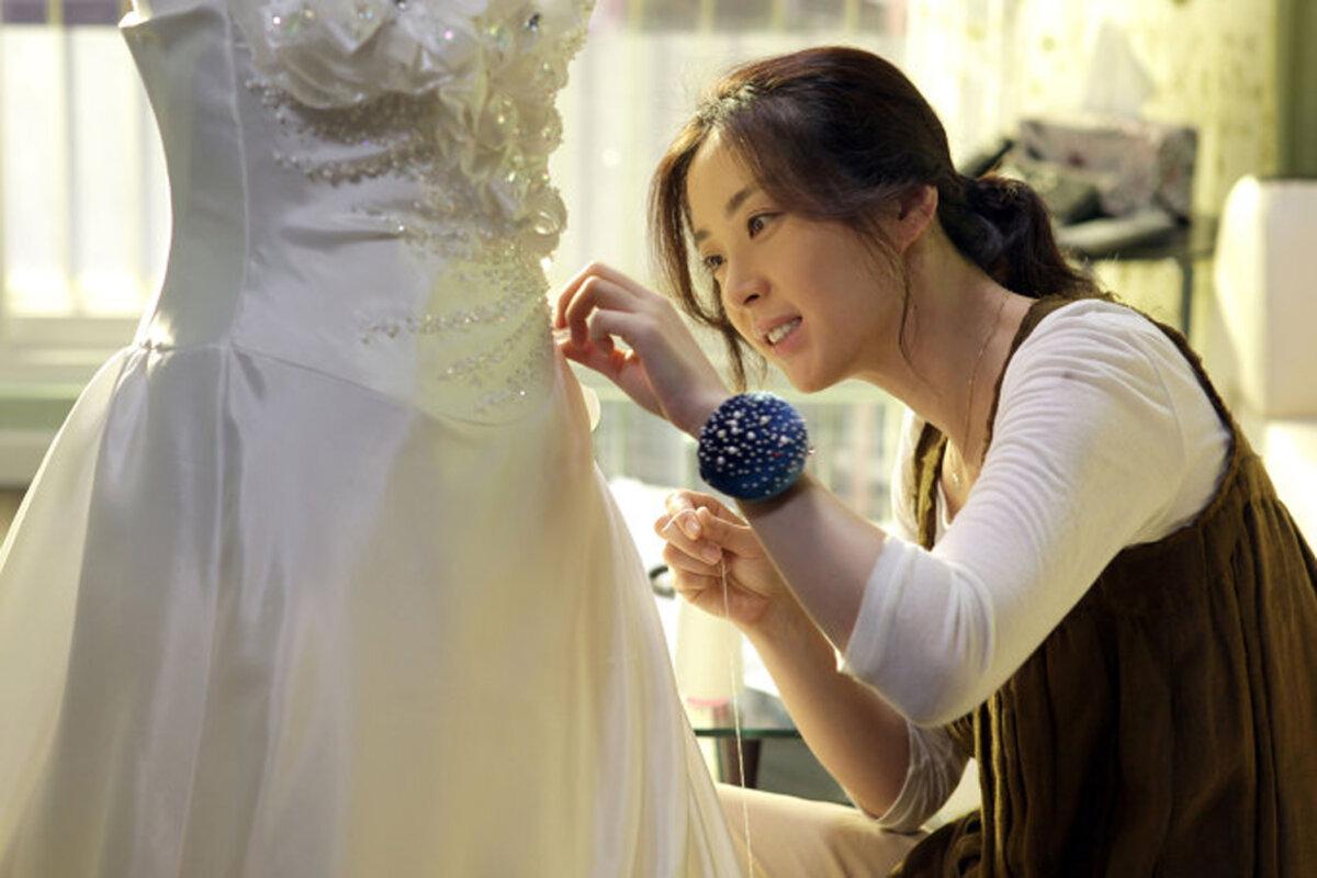 Ko-woon (Song Yun-ah) is consumed with her work, in “Wedding Dress.” (GJW+)