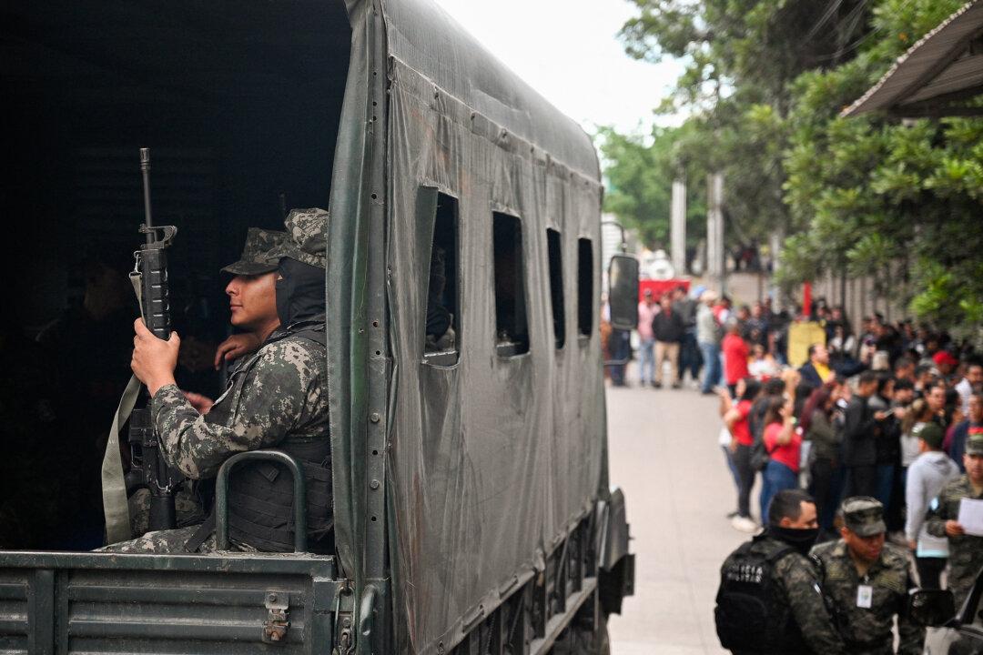 Day in Photos: Presidential Elections in Honduras, Plane Crash in US, and Protests in Belgium