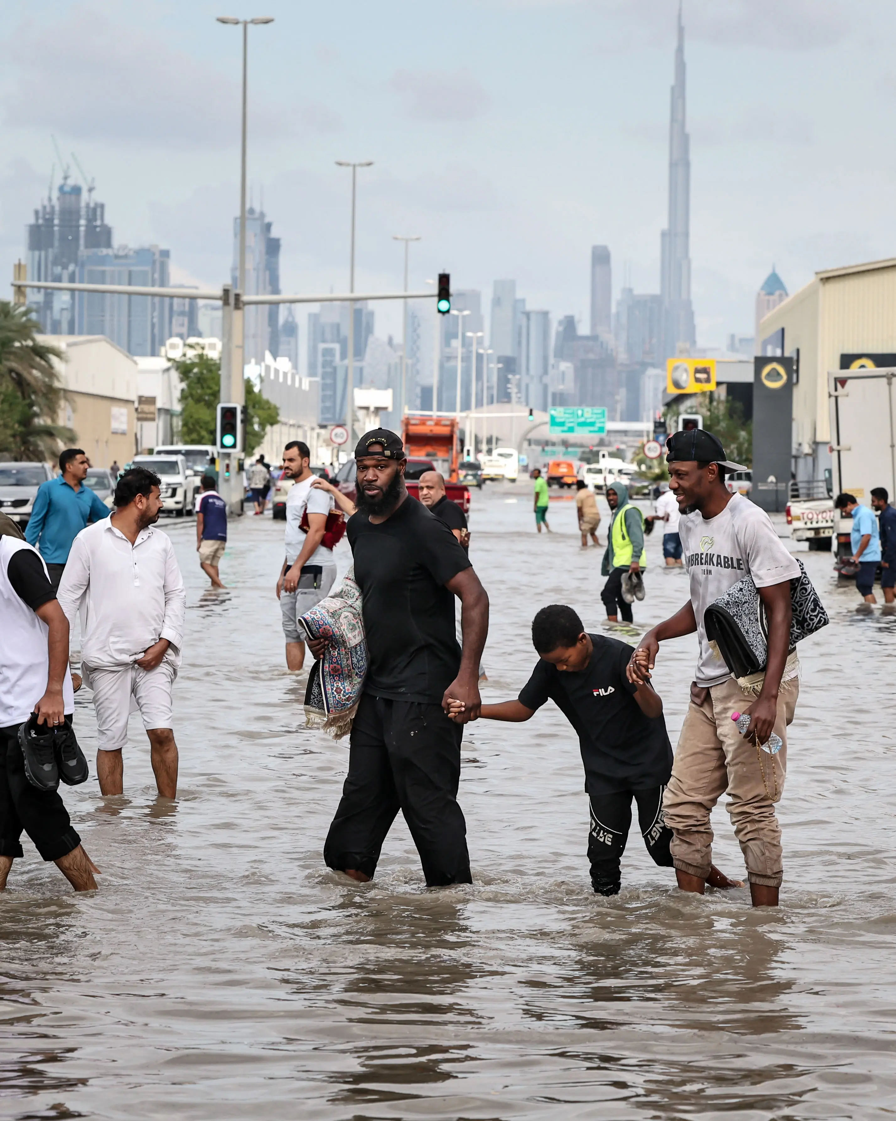 Day in Photos: Floods in UAE, Kennedy Center Renaming, and Crowds Rallying in Bangladesh