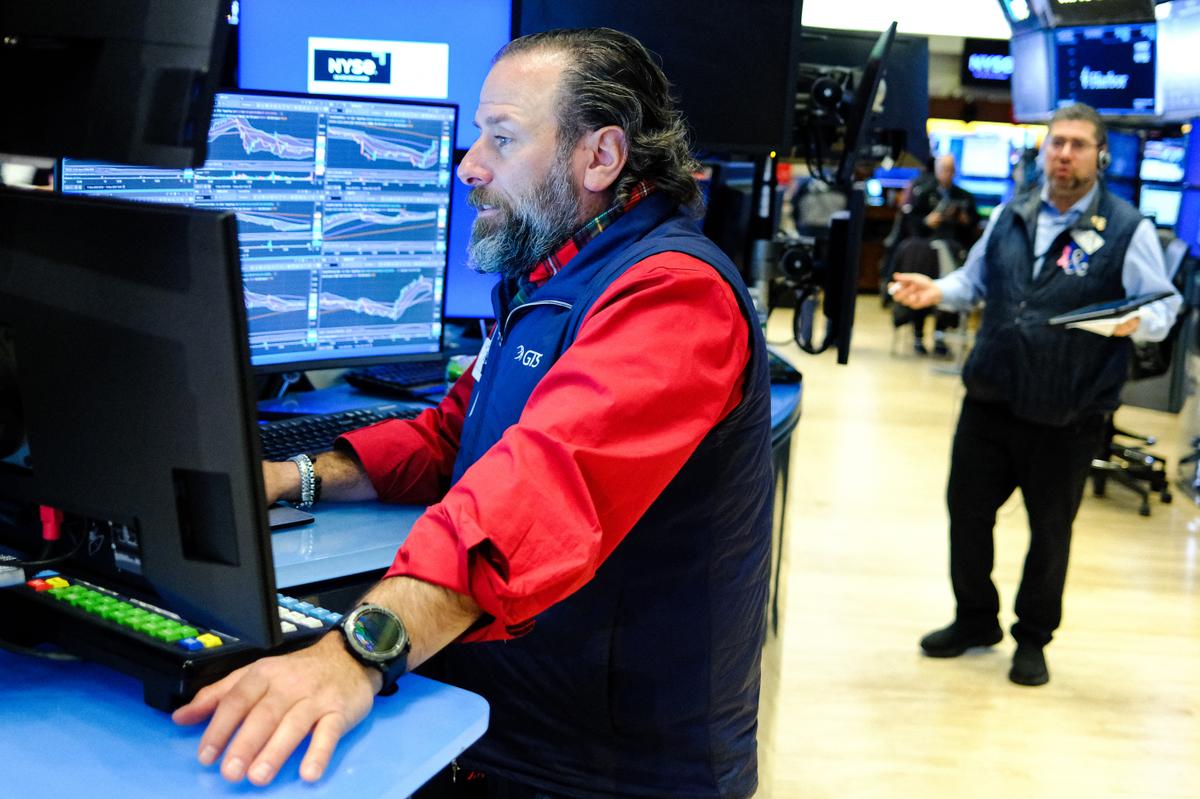 Wall Street Review: Stocks End Week Mixed Amid Bulls-Bears Tug of War