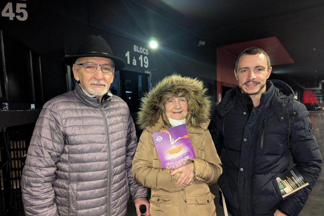 Parents Receive Early Christmas Present of Shen Yun Performance