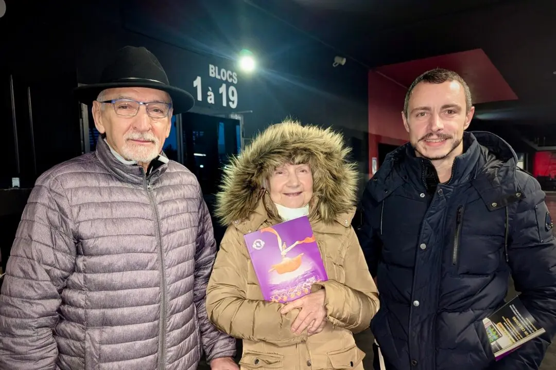 Parents Receive Early Christmas Present of Shen Yun Performance