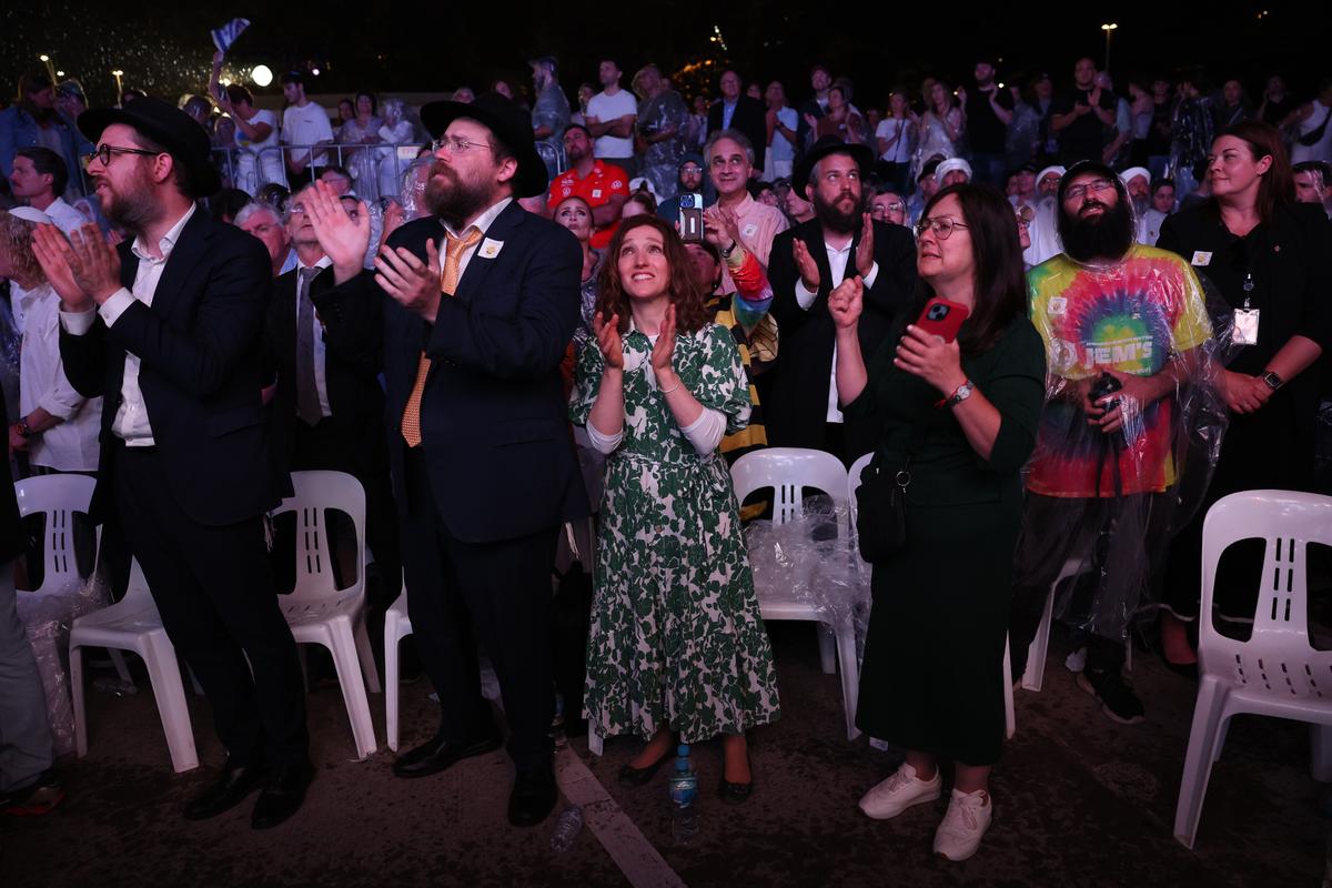 Mourners sing together at Bondi memorial in Sydney, Australia, on Dec. 21, 2025. (Izhar Khan/Getty Images)