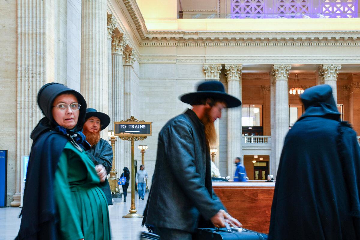 Travelers head toward seats at Chicago Union Station. (Christopher Reynolds/Los Angeles Times/TNS)