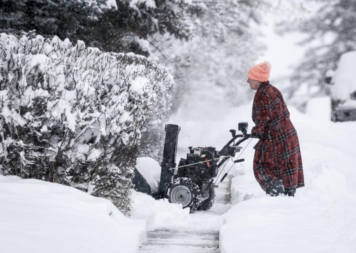 Christmas Cold for the West, Freezing Rain in Ontario, and Winter Storms in the East