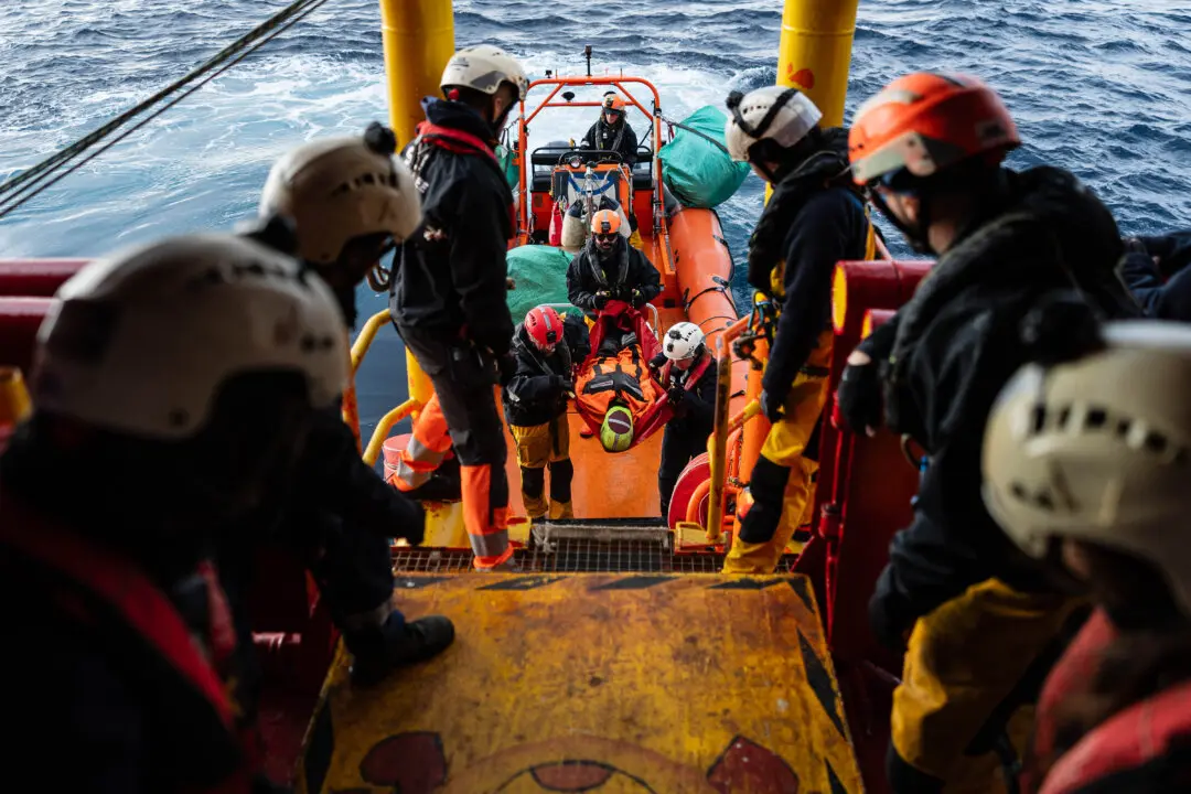 Day in Photos: Sea Rescue Drills in Italy, Elections in Burma, and Traditional Christmas Swim