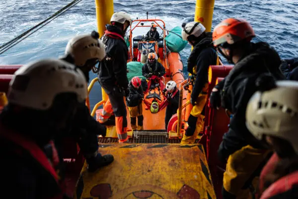 Day in Photos: Sea Rescue Drills in Italy, Elections in Burma, and Traditional Christmas Swim