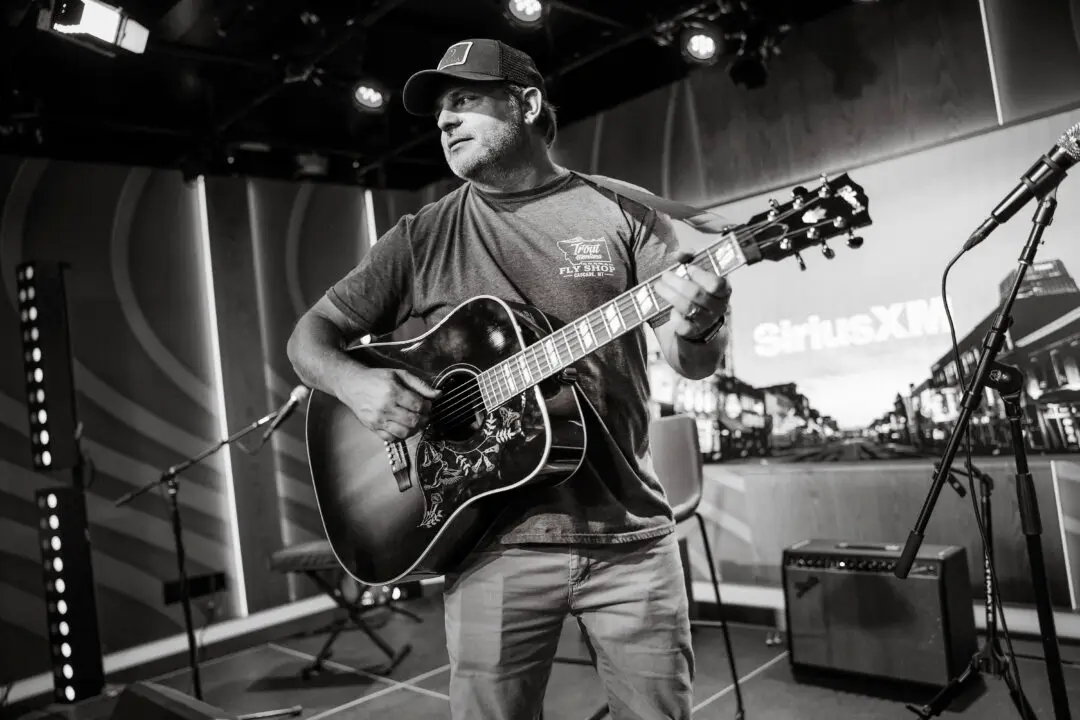 Rhett Akins Steps Back Into the Spotlight