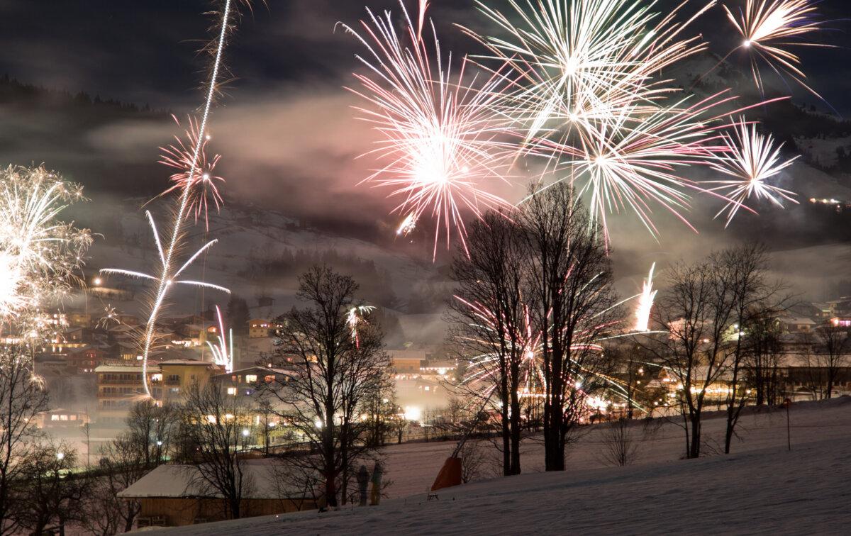 Fireworks on New Year's Eve in Niederau, Tyrol, Austria. (Ximeg/<a href="https://creativecommons.org/licenses/by-sa/3.0">CC BY-SA 3.0</a>)