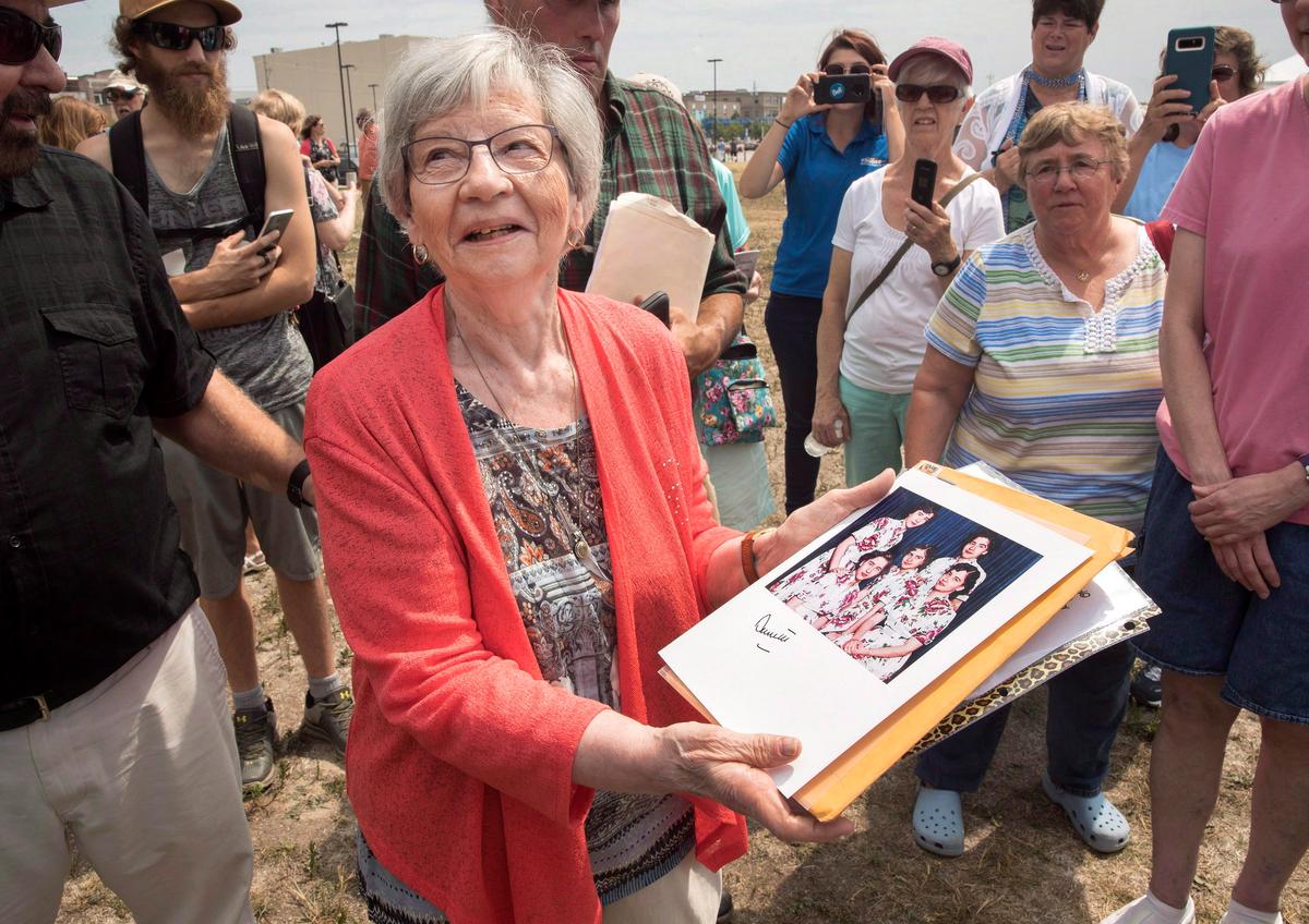 Last of Famed Canadian Quintuplets, Annette Dionne, Dies at 91