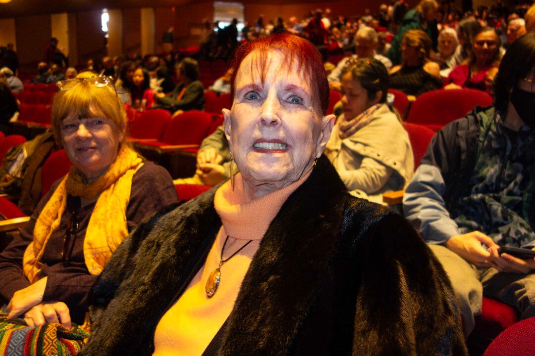 After 18 Viewings, Longtime Fan Praises Shen Yun as Best Dance Show