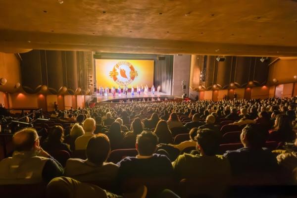 After 18 Viewings, Longtime Fan Praises Shen Yun as Best Dance Show