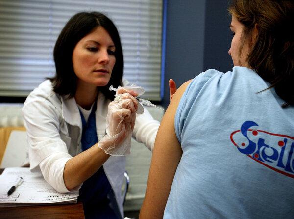 A nurse administers the flu vaccine in New York City on Nov. 11, 2002. (Robert Giroux/Getty Images)