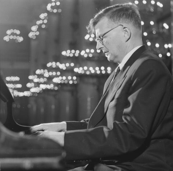 Dmitri Shostakovich playing the piano in the 1950s. (<a href="https://en.wikipedia.org/wiki/Dmitri_Shostakovich#/media/File:%D0%94%D0%BC%D0%B8%D1%82%D1%80%D0%B8%D0%B9_%D0%A8%D0%BE%D1%81%D1%82%D0%B0%D0%BA%D0%BE%D0%B2%D0%B8%D1%87_%D0%B7%D0%B0_%D1%80%D0%BE%D1%8F%D0%BB%D0%B5%D0%BC.jpg">Vsevolod Tarasevich/ CC BY 4.0</a>)