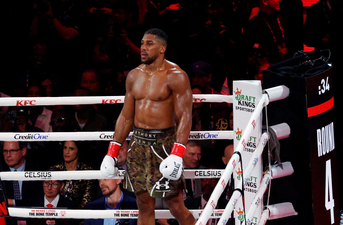 Former Heavyweight World Champion Anthony Joshua Injured in Car Accident