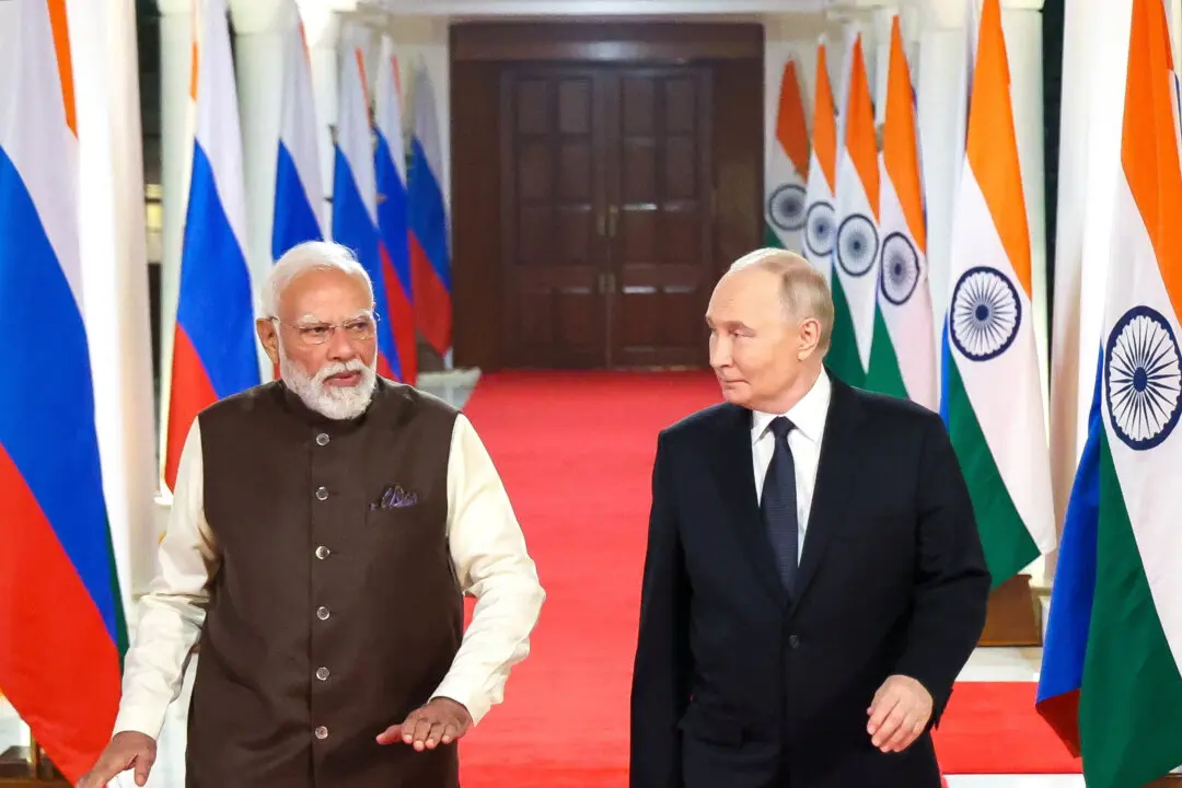Putin and Modi Talk Trade, Peace in New Delhi