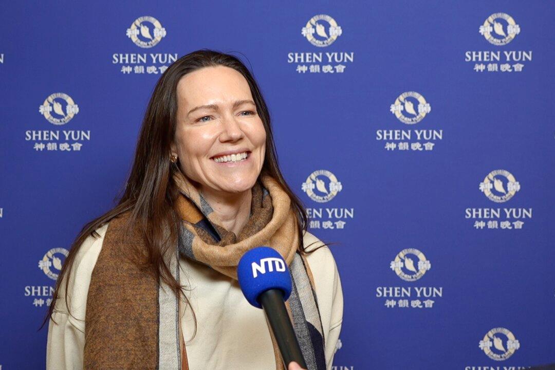 ‘Inner Tranquility and Outer Strength,’ Says Newspaper Director About Shen Yun Dancers
