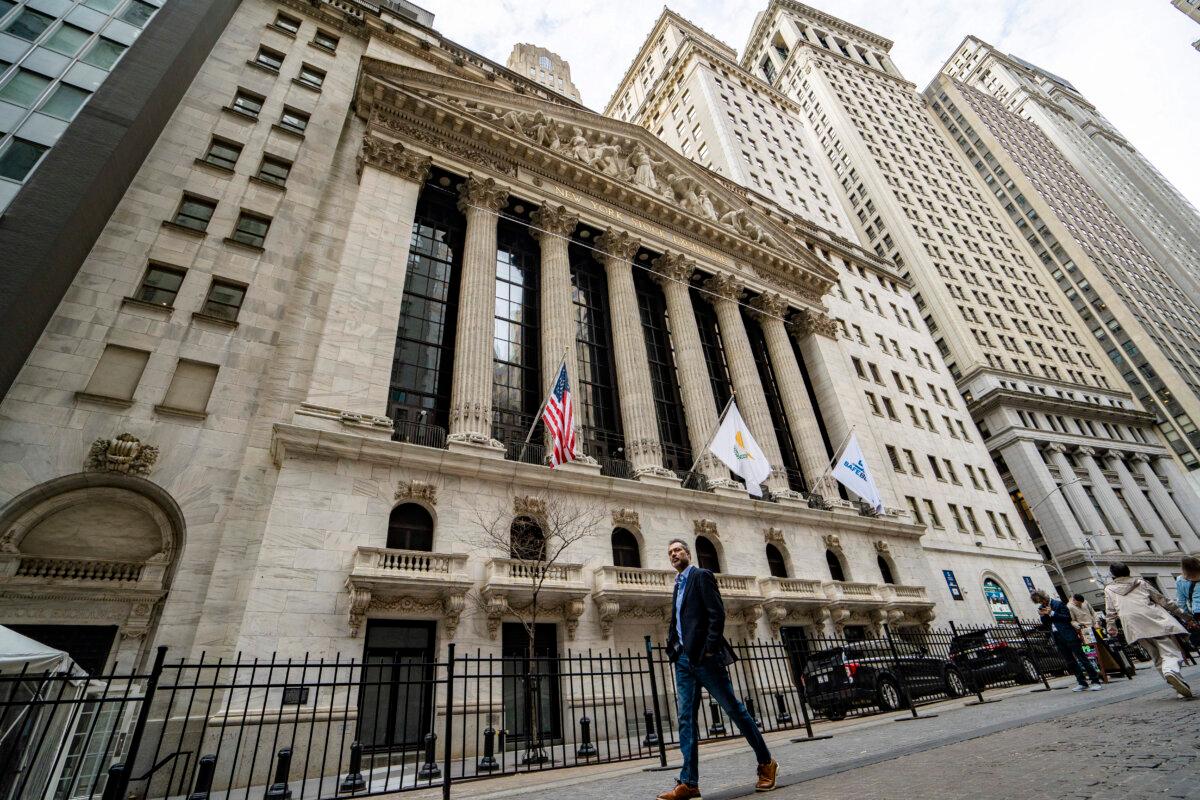 DOJ Inquiry Into Fed Chair: What to Know | USNN World News The New York Stock Exchange in New York City on April 4, 2025. (Samira Bouaou/The Epoch Times)