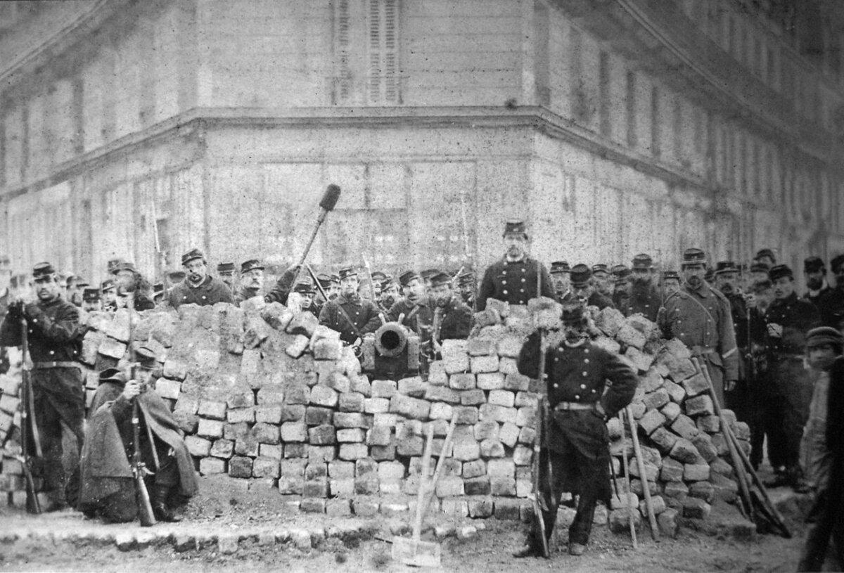 A barricade by the Communards (National Guards) at Boulevard Voltaire in Paris in 1871. (Public Domain)
