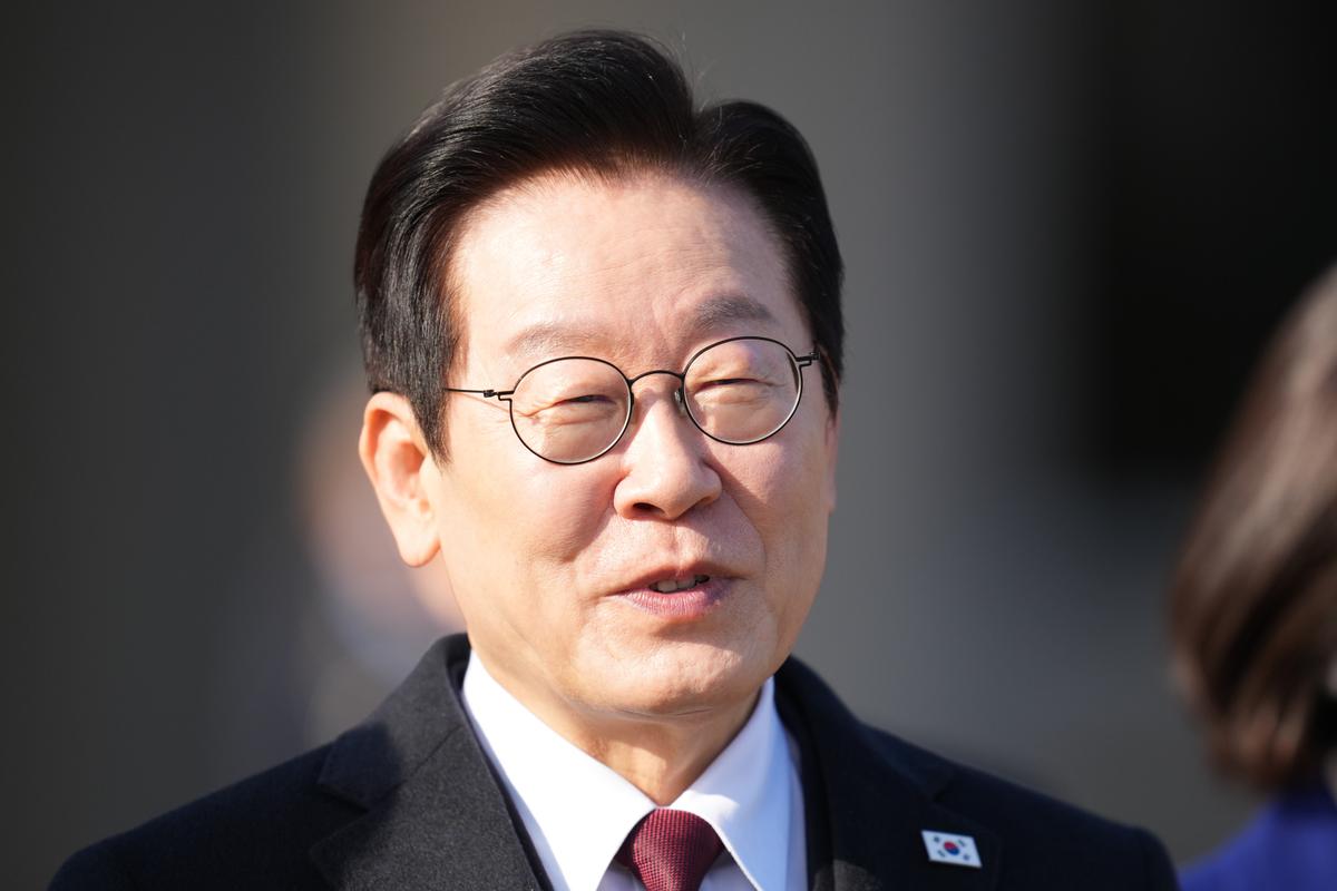 South Korea’s Lee Urges Regional Peace in Summit With China’s Xi thumbnail