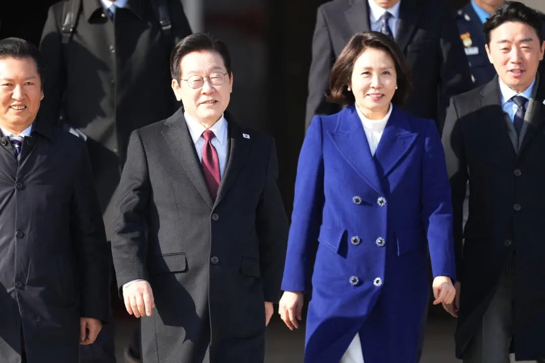 South Korea’s Lee Begins China Visit Amid Regional Tensions