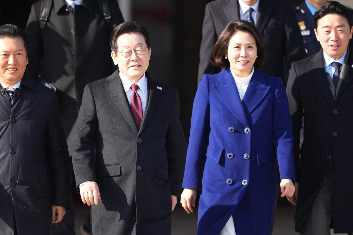 South Korea’s Lee Begins China Visit Amid Regional Tensions thumbnail