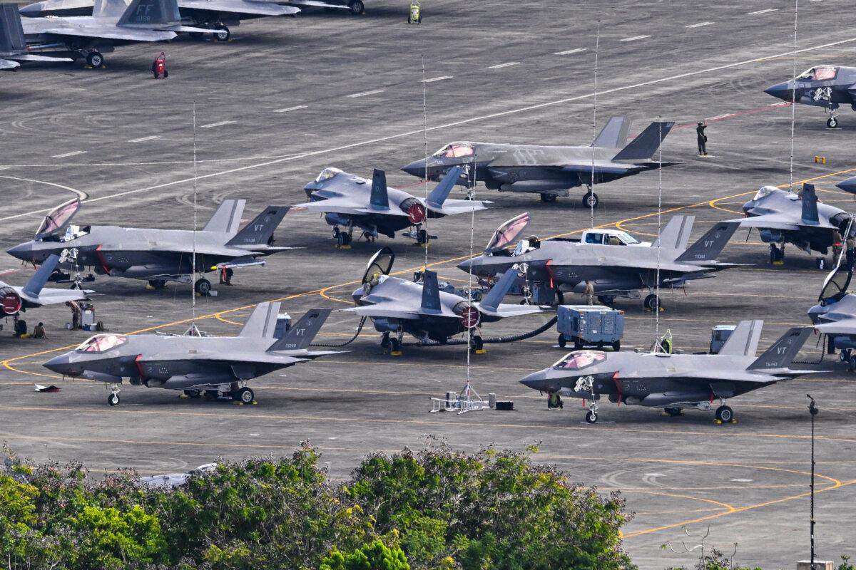 Trump elogiado por operación audaz y sin precedentes en Venezuela | Noticias mundiales de la USNN Aviones de combate militares estadounidenses se encuentran en la pista del aeropuerto José Aponte de la Torre, anteriormente Estación Naval Roosevelt Roads, en Ceiba, Puerto Rico, el 3 de enero de 2026. (Miguel J. Rodriguez Carrillo/AFP vía Getty Images)