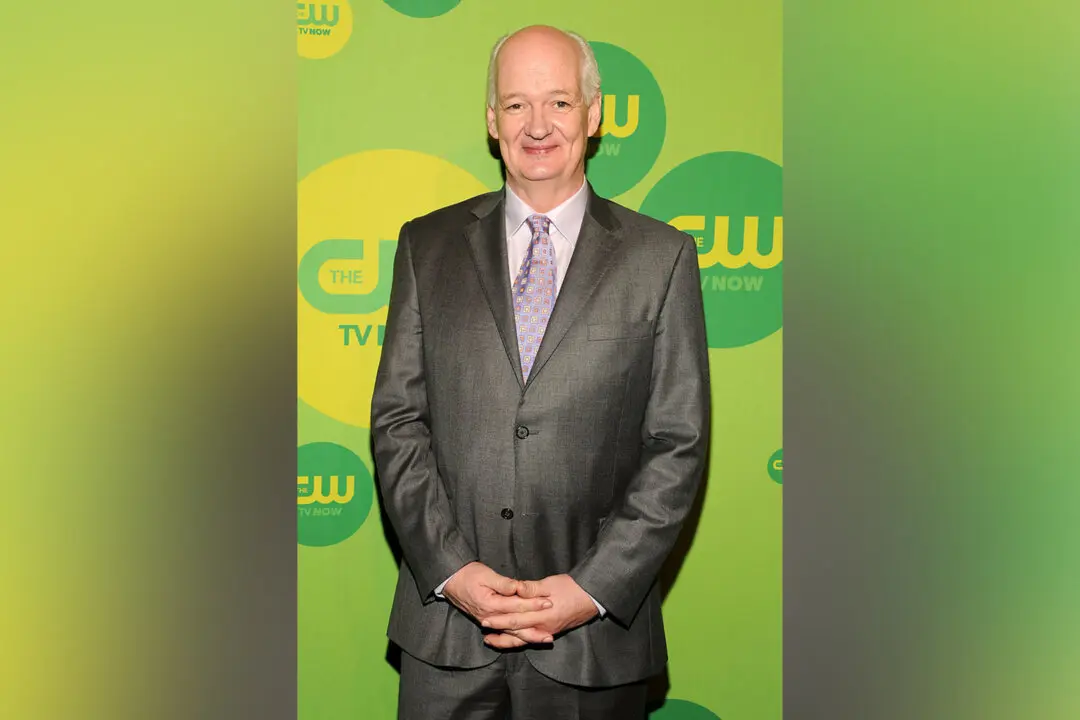 Colin Mochrie Postpones Comedy Tour After Emergency Eye Surgery