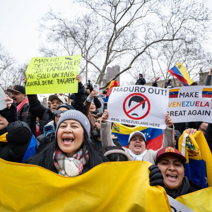 Venezuelans in NY Celebrate Maduro’s Ouster as He Appears in US Court