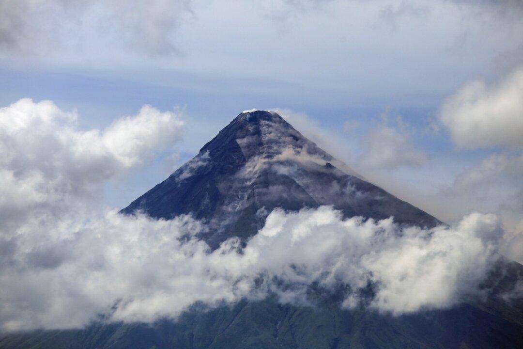 Philippines Raises Alert Level at Restive Mayon Volcano